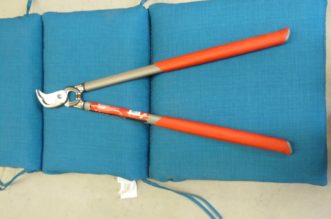 Typical lopping shear used on branches one-half to 1½ inches in diameter.