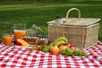 A properly packed picnic basket guarantees a safe and delicious meal.