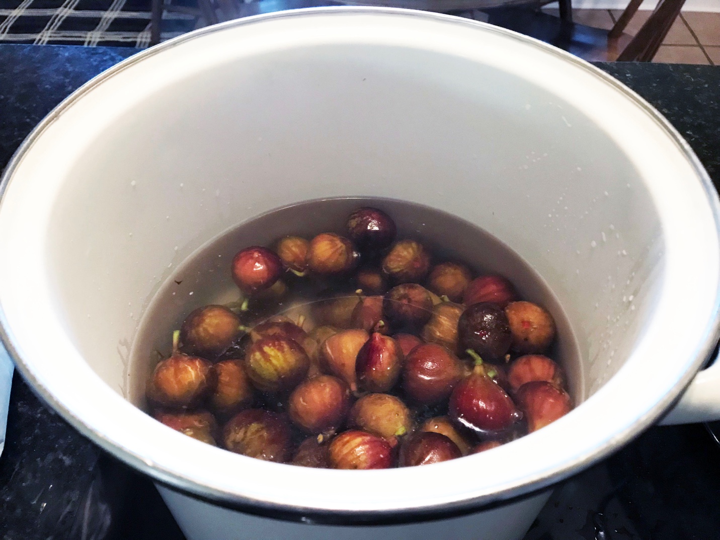 Figs covered with boiling water Figs covered with boiling water