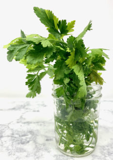 As long as the food is stored properly and used within the recommended time frame, the quality of the food will not decrease significantly during storage. Store fresh parsley in water (change water every 3 days). 