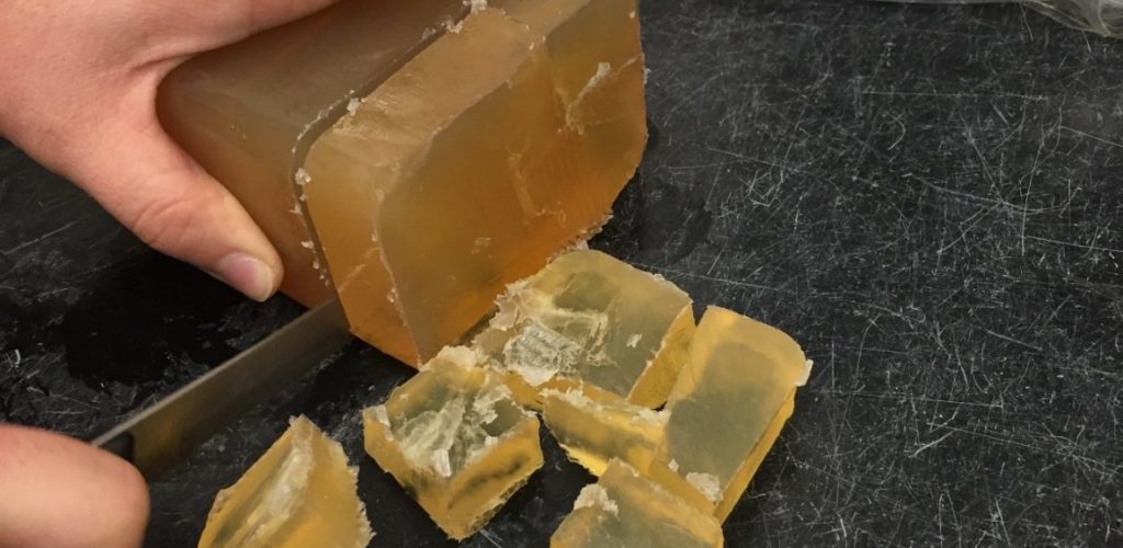 using-a-serrated-knife-carefully-cut-the-soap-int Clear soap bases allow the luffa to show through, making them visually appealing.