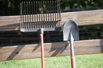 The tines on a bedding manure fork (left) are closer together, so you can pick up debris without it falling through the tines. A floral shovel (right) is perfect for working in tight spaces, along with planting bulbs, perennials, annuals, and other small plants.