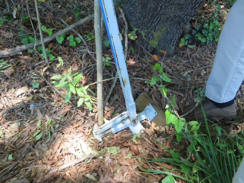 The long handle, the fulcrum plate, which allows for an attachment of a board in case of soft soils.