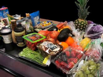 “¿Puede identificar los alimentos integrales y procesados en esta cesta de la compra saludable?”