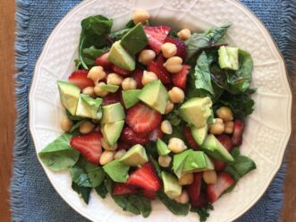 Esta ensalada simple es un buen ejemplo de una merienda saludable para una persona con diabetes. Incluye los tres nutrientes principales: los carbohidratos (espinaca y fresas), la proteína (los garbanzos), y las grasas saludables (aguacate y aceite de oliva)